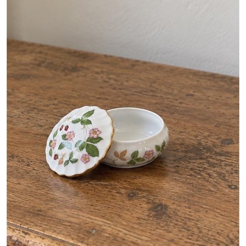 VTG Wedgwood Wild Strawberry Fluted Bone China Small Round Trinket Box w/ Lid